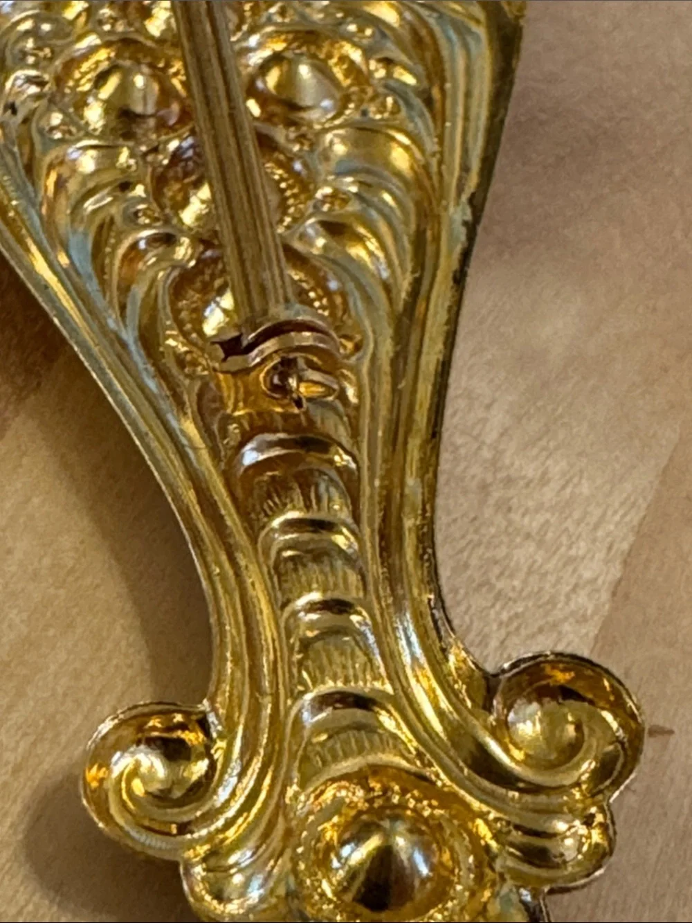 NWT 1928 vintage style gold tone ornate scroll design brooch with rhinestones